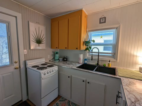 Traditional Cottage, 2 Bedrooms, Non Smoking | Private kitchen | Fridge, microwave, oven, stovetop