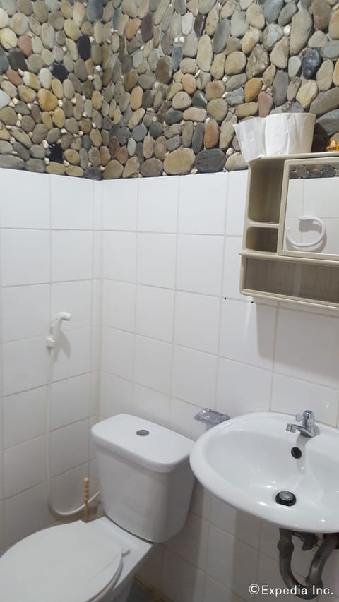 VIP Cottage | Bathroom | Shower, hair dryer, towels