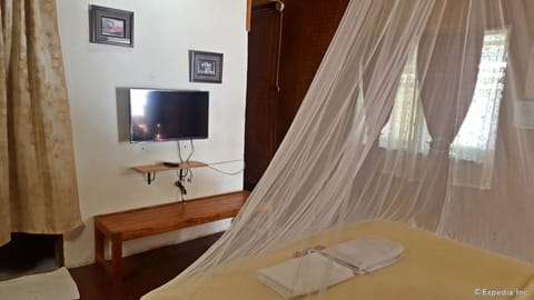 VIP Cottage | In-room safe, iron/ironing board, bed sheets