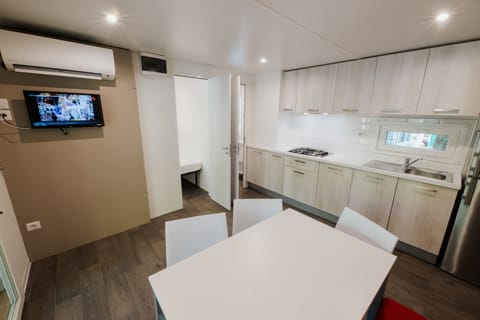 Mobile Home (Sunshine) (4 Adults + 2 Children) | Private kitchen | Full-size fridge, stovetop, highchair, cookware/dishes/utensils