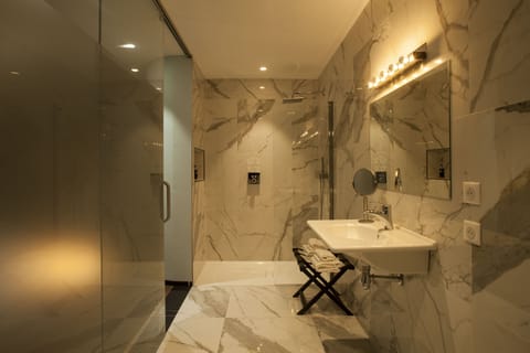 PMR Room Privilege | Bathroom | Free toiletries, hair dryer, towels