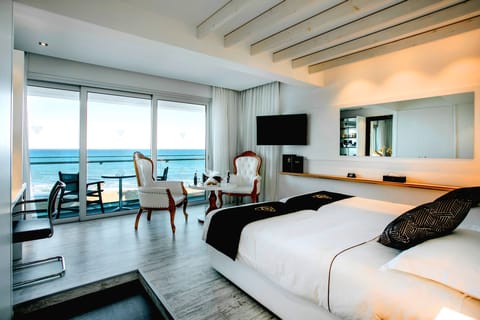 Deluxe Twin Room, Balcony, Sea View | Premium bedding, minibar, in-room safe, individually furnished