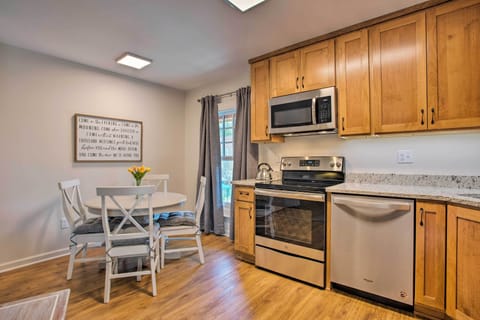 Apartment (1 Bedroom) | Private kitchen | Microwave, oven, stovetop, cookware/dishes/utensils