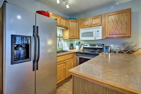 Apartment (2 Bedrooms) | Private kitchen | Microwave, oven, stovetop, blender