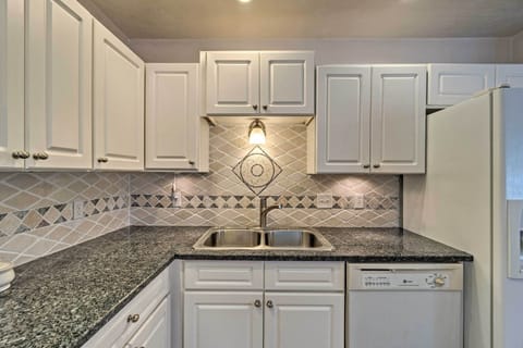 Apartment (2 Bedrooms) | Private kitchen | Microwave, oven, stovetop, dishwasher