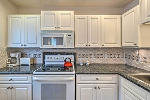 Apartment (2 Bedrooms) | Private kitchen | Microwave, oven, stovetop, dishwasher