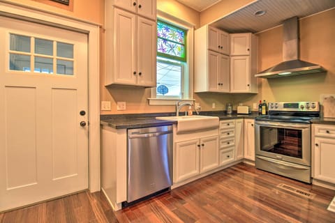 House (2 Bedrooms) | Private kitchen | Microwave, oven, stovetop, dishwasher