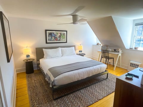 Yardley Room | Premium bedding, iron/ironing board, free WiFi, bed sheets