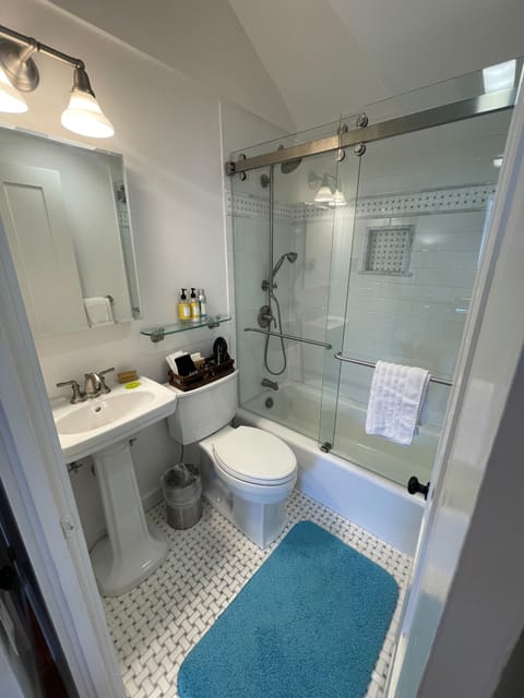 Yardley Room | Bathroom | Free toiletries, hair dryer, towels