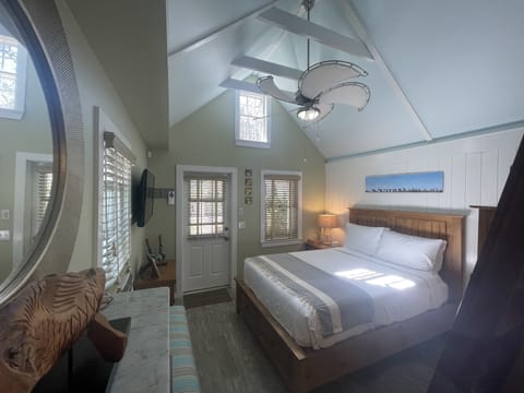 Koi Cottage | Premium bedding, iron/ironing board, free WiFi, bed sheets