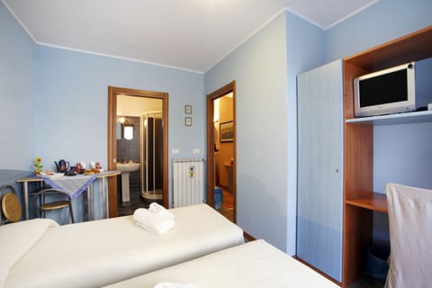 Double Room | Minibar, desk, free WiFi, bed sheets