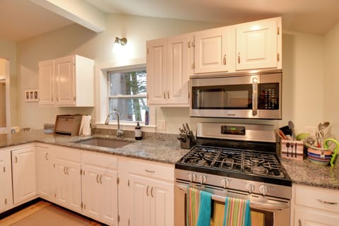 House (2 Bedrooms) | Private kitchen | Microwave, oven, stovetop, dishwasher