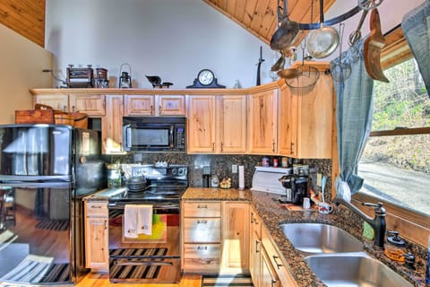 House (3 Bedrooms) | Private kitchen | Microwave, oven, stovetop, dishwasher