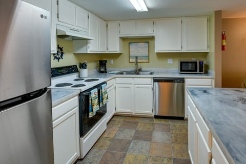 Apartment (3 Bedrooms) | Private kitchen | Microwave, oven, stovetop, dishwasher