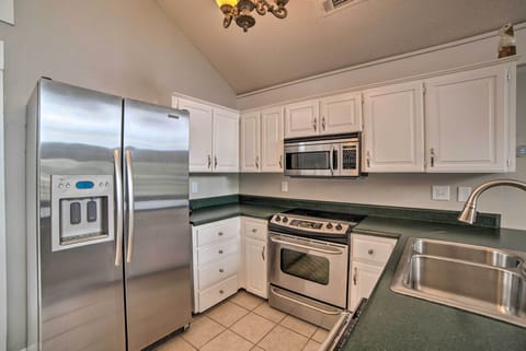 House (3 Bedrooms) | Private kitchen | Microwave, oven, stovetop, dishwasher