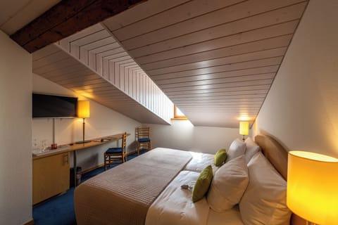 Economy Single Room | Minibar, in-room safe, desk, blackout drapes