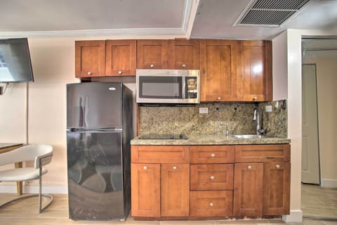 Apartment (0 Bedroom) | Private kitchen | Microwave, oven, stovetop, cookware/dishes/utensils