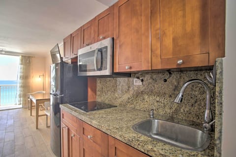 Apartment (0 Bedroom) | Private kitchen | Microwave, oven, stovetop, cookware/dishes/utensils