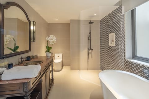 Residence Suite (Free daily 30 mins massage per pax) | Bathroom | Designer toiletries, hair dryer, bathrobes, slippers