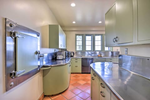 House (4 Bedrooms) | Private kitchen | Microwave, oven, stovetop, dishwasher