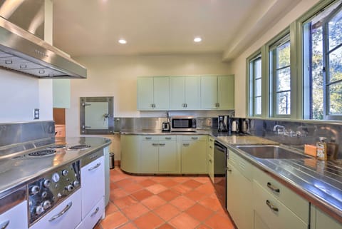 House (4 Bedrooms) | Private kitchen | Microwave, oven, stovetop, dishwasher