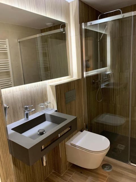 Executive Studio Suite | Bathroom | Hair dryer