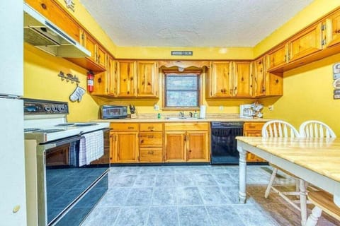 House, Fireplace, Mountain View | Private kitchen | Fridge, microwave, oven, stovetop