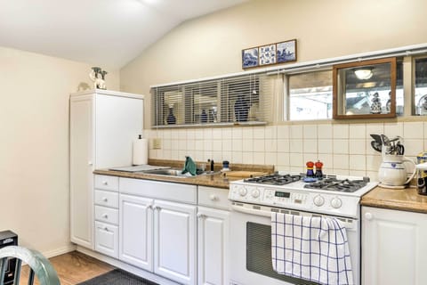 Cottage (1 Bedroom) | Private kitchen | Microwave, oven, stovetop, cookware/dishes/utensils