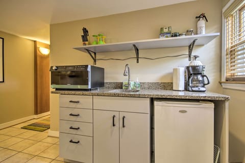 Apartment (2 Bedrooms) | Private kitchen | Microwave, cookware/dishes/utensils, paper towels