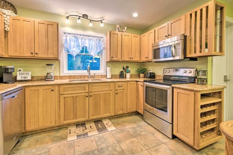 House (4 Bedrooms) | Private kitchen | Microwave, oven, stovetop, dishwasher