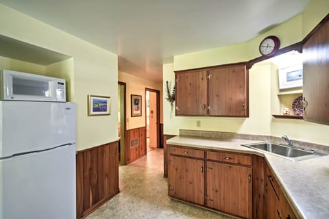 Cottage (2 Bedrooms) | Private kitchen | Microwave, oven, stovetop, cookware/dishes/utensils