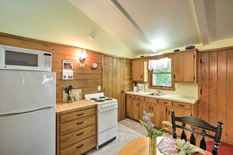 Cottage (0 Bedroom) | Private kitchen | Microwave, oven, stovetop, cookware/dishes/utensils