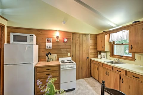 Cottage (0 Bedroom) | Private kitchen | Microwave, oven, stovetop, cookware/dishes/utensils