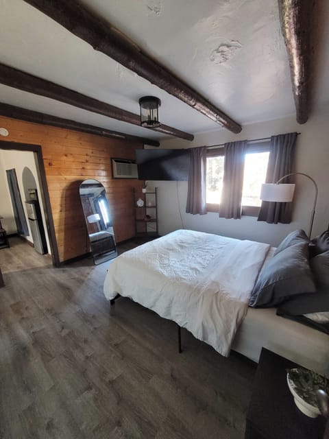 Deluxe Cabin, 2 Queen Beds, Kitchen | Soundproofing, free wired internet, bed sheets