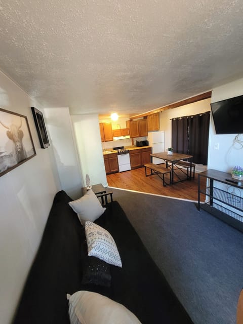 Deluxe Cabin, 1 Queen Bed, Kitchen | Private kitchen | Fridge, microwave, coffee/tea maker