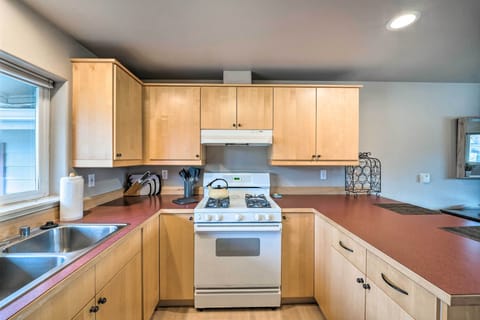 Apartment (1 Bedroom) | Private kitchen | Microwave, oven, stovetop, dishwasher