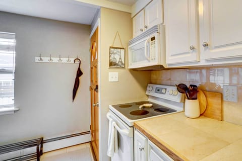 Apartment (1 Bedroom) | Private kitchen | Microwave, oven, stovetop, dishwasher