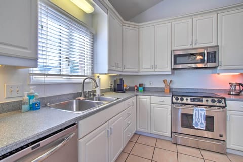 Apartment (2 Bedrooms) | Private kitchen | Microwave, oven, stovetop, dishwasher