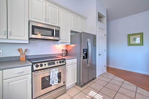 Apartment (2 Bedrooms) | Private kitchen | Microwave, oven, stovetop, dishwasher