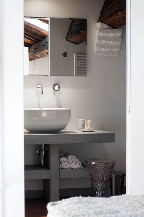 Quadruple Room | Bathroom sink