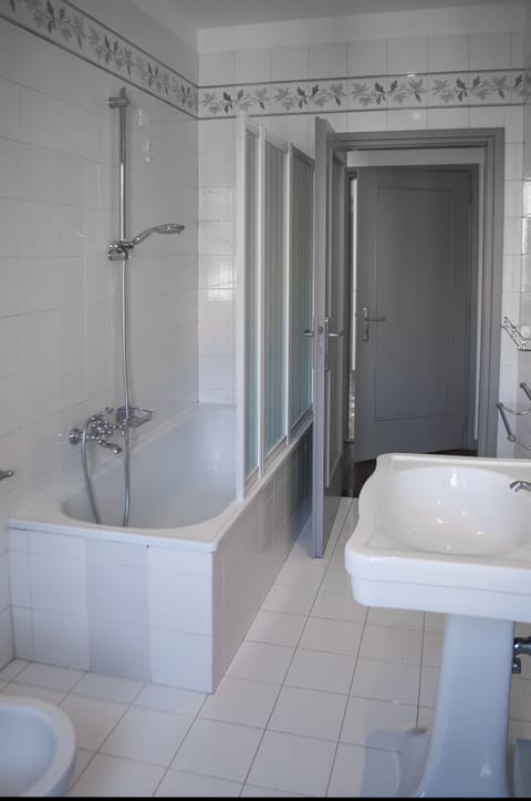 Double Room | Bathroom | Shower, free toiletries, hair dryer, towels