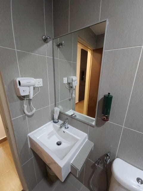 Shower, hydromassage showerhead, free toiletries, hair dryer