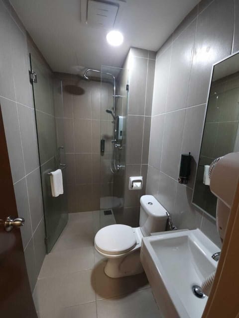 Standard Single Room | Bathroom | Shower, hydromassage showerhead, free toiletries, hair dryer