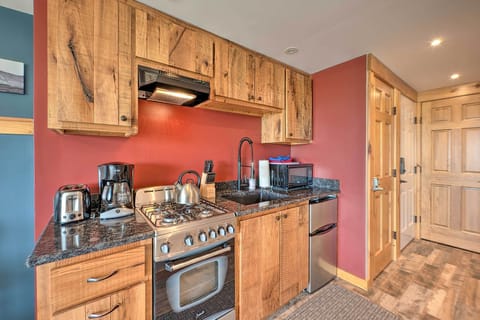 Apartment (1 Bedroom) | Private kitchen | Microwave, oven, stovetop, cookware/dishes/utensils