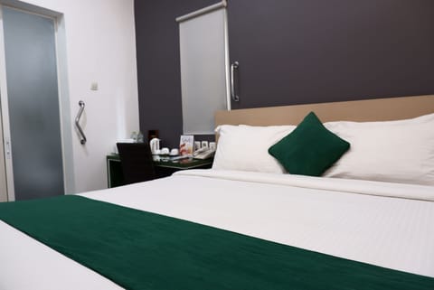 Deluxe Room | In-room safe, desk, free WiFi, bed sheets
