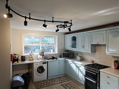 Cottage | Private kitchen | Cookware/dishes/utensils