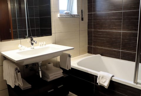 Suite | Bathroom | Free toiletries, hair dryer, towels