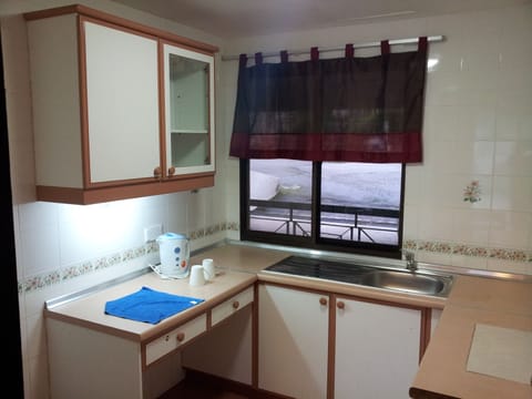 Studio Suite (Apartment, Mountain View with Balcony) | Private kitchenette | Coffee/tea maker