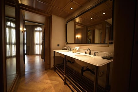 Junior Suite, Executive Level | Bathroom | Separate tub and shower, rainfall showerhead, designer toiletries