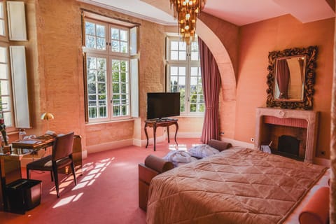 Deluxe Suite | Premium bedding, down comforters, in-room safe, individually decorated